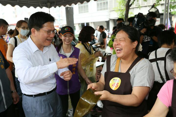 50新住民家庭齐聚学习包粽子 林市长与民众开心互动