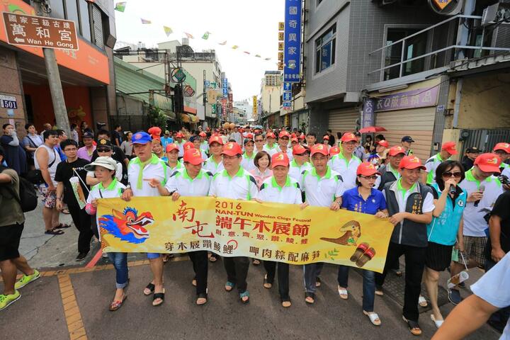 庆端午 千人齐聚南屯齐跳「木屐舞」躜鲮鲤