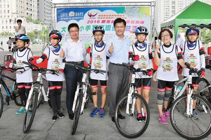 大手牽小手單車環台公益活動台中啟程 林市長預祝旅程圓滿成功-與單車朋友合影