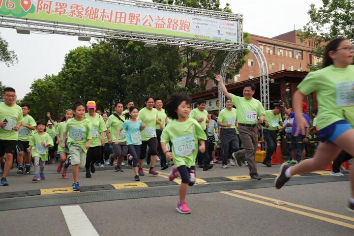 阿罩霧鄉村田野公益路跑 5千多人跑向黃金稻田鄉村美景