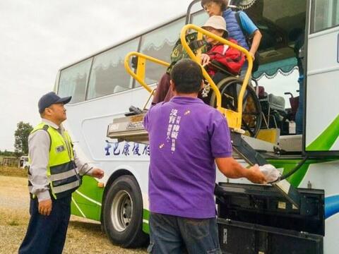 大型复康巴士到新社 身心障碍市民交通无碍赏花海