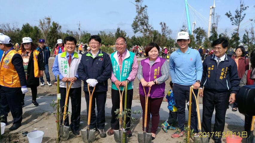 高美湿地游客服务中心植树活动 建设局鼓励植树成为全民运动