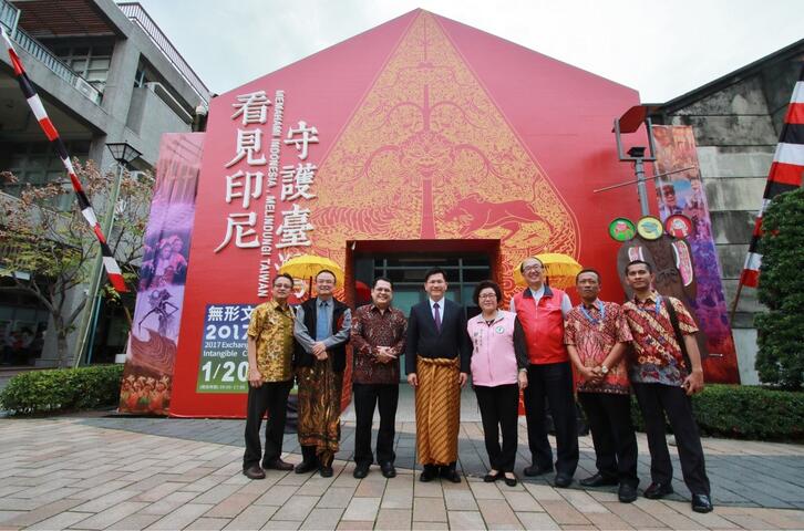 「看見印尼．守護台灣」展覽台中登場 林市長身著印尼「紗龍」看展