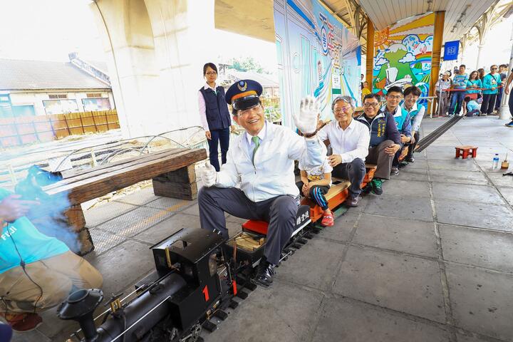 台中车站百年庆铁道音乐会登场 林市长驾驶蒸汽小火车巡礼回顾