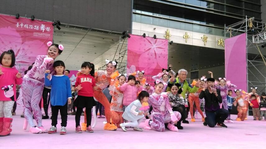台中國際踩舞祭觀旅局長陳盛山與扮成貓咪的華岡藝校同學進行舞蹈教學