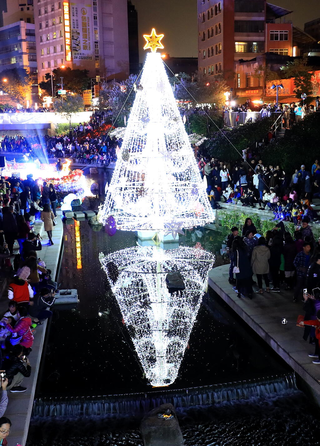 中市柳川水中耶誕樹展至12/26
