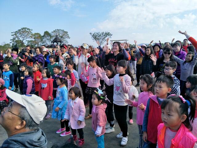 大小游客齐跳花朵舞 ，迎接花博年到来