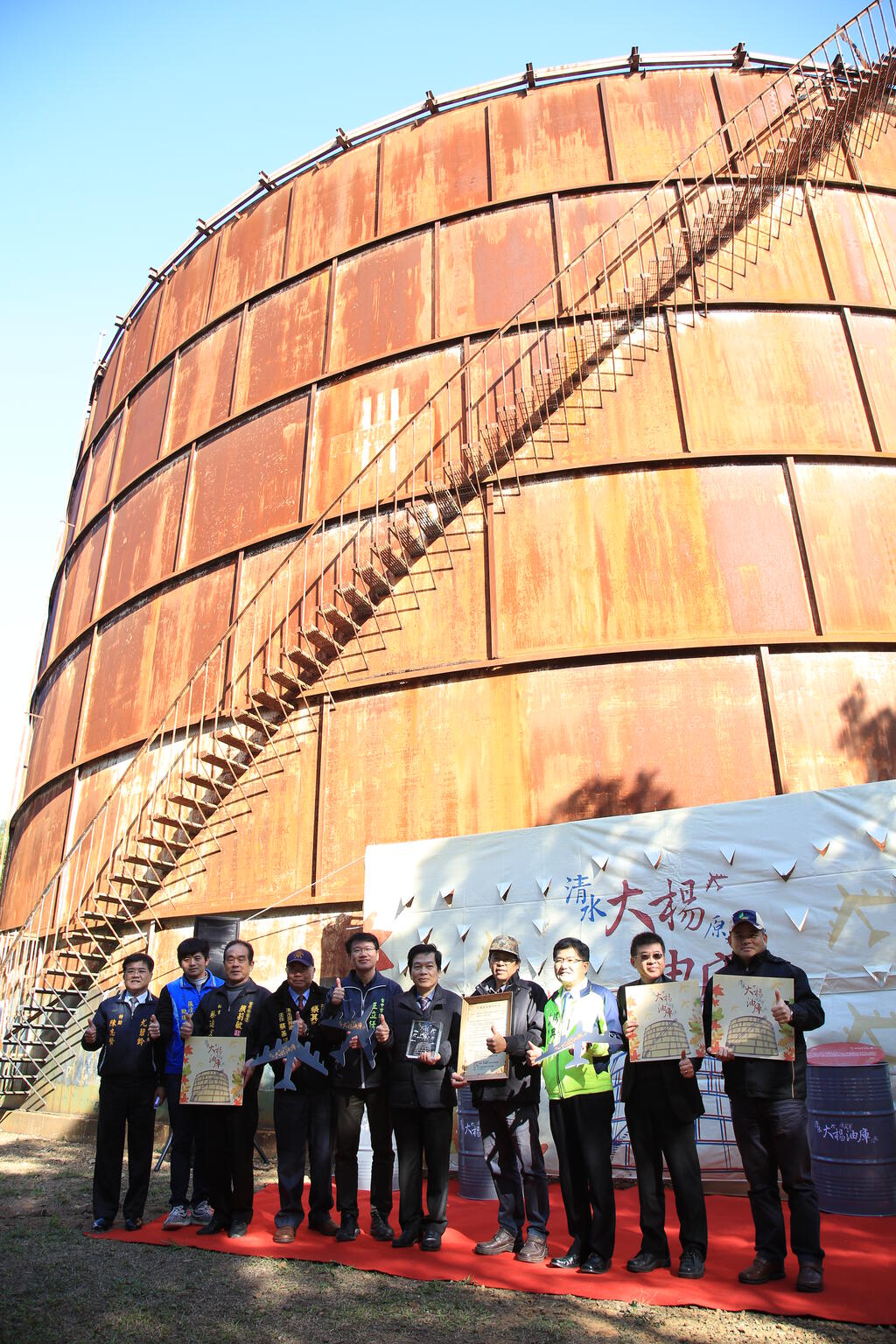牛骂头文化协进会及六百名地方居民捐赠清水大杨油库予台中市政府，秘书长黄景茂代表市府受赠