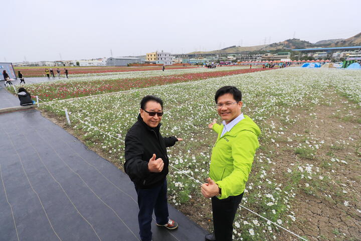 议长林士昌与市长林佳龙共同欢迎民众到访龙井欣赏花田美景