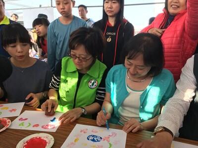 首届潭子摇滚马铃薯活动登场 市长夫人下田挖马铃薯同乐