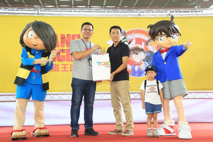台中市新闻局长吴皇昇与鸟取县观光交流局漫画王国官房组长黒崎智治交换礼物