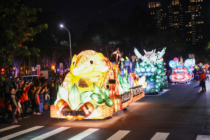 29台花燈車展現在地特色