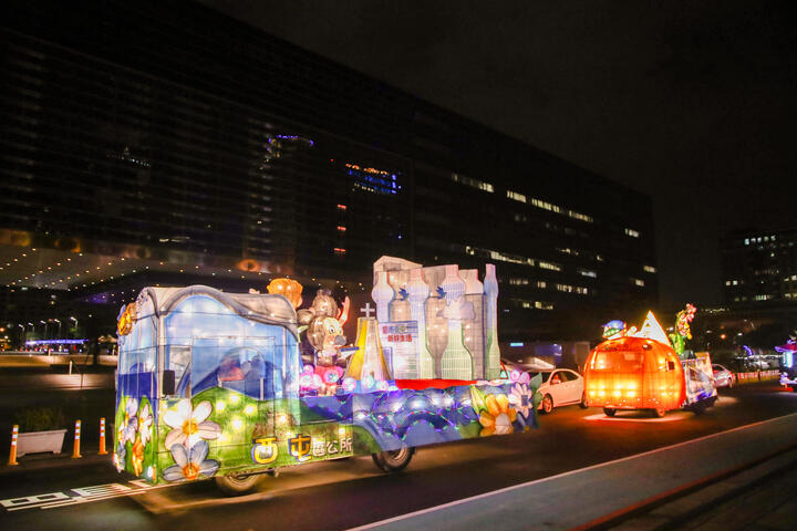 花燈車繞行至國家歌劇院-府會園道再回到文心森林公園