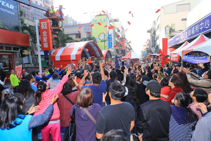 10万红包喜从天降-天津年货大街热闹开卖