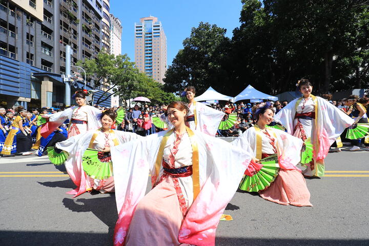 民众零距离欣赏各团队的精彩演出