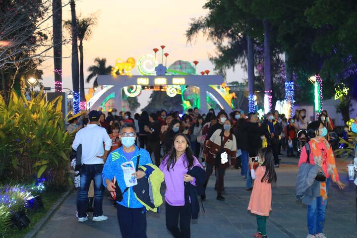 台湾灯会动物狂欢嘉年华吸引众多参观人潮