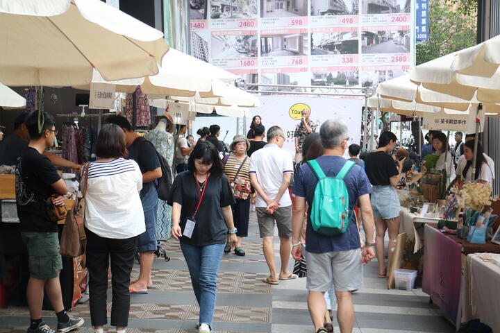 民众参观市集