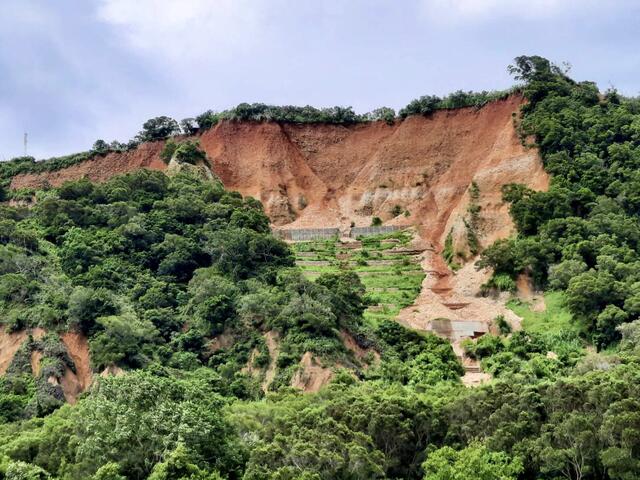 台中市大甲铁砧山因8月初台风外围环流影响连日豪大雨-造成雕塑公园东北侧边坡严重崩塌