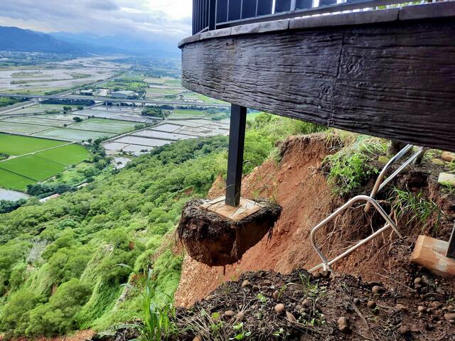 台中市大甲铁砧山因8月初台风外围环流影响连日豪大雨-导致外围栏杆崩落及观景平台基础掏空