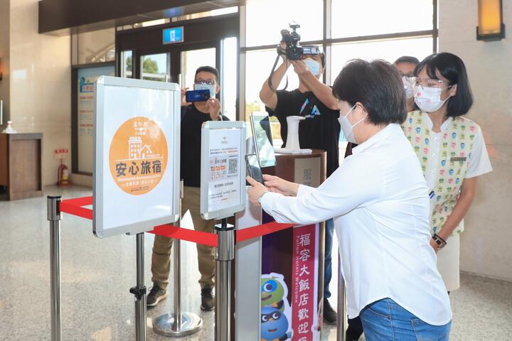 市长卢秀燕今-25-日访视丽宝乐园福容大饭店防疫整备措施-同时关心旅宿业现况与复苏情形