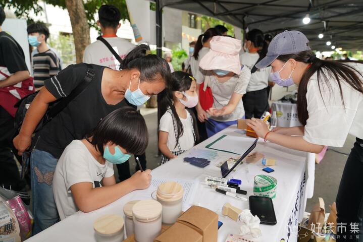 台中市政府劳工局与台中各大学合作举办的-young-好样市集-好评不断