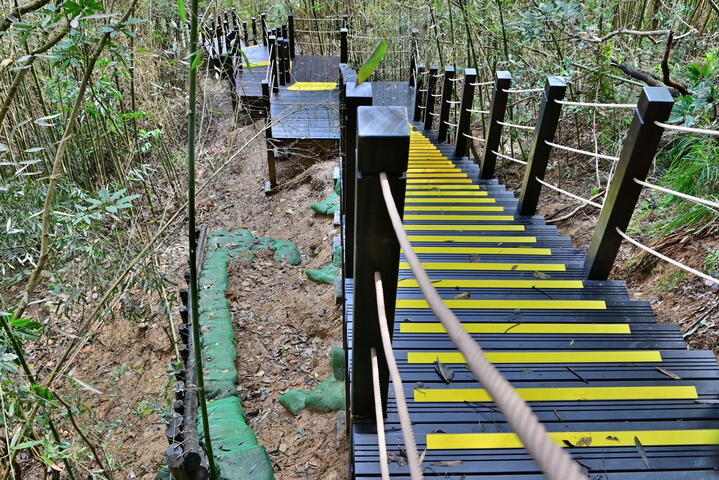 石冈挑物古道木栈道汰换整建