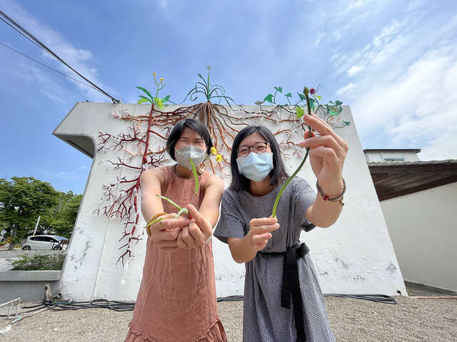 艺术家林资芬-左-和吴宜静-右-诠释植物丰富的生命力-作品-地下森林-根系与菌根