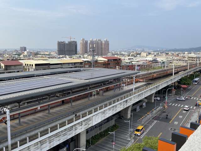 豐原轉運中心2樓商場窗外緊鄰台鐵豐原車站月台-民眾可在此觀賞火車停靠