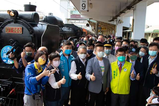 台铁局特别开行dt668经典蒸汽老火车重游海线铁道