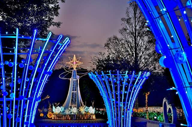 綠六廣場7米高主燈-璀燦星空塔-耶誕樹-搭配-幻彩精靈樹-藝術裝置