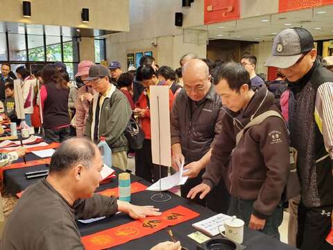 大墩文化中心新春揮毫活動民眾可依欣賞書體和詞句免費索取春聯