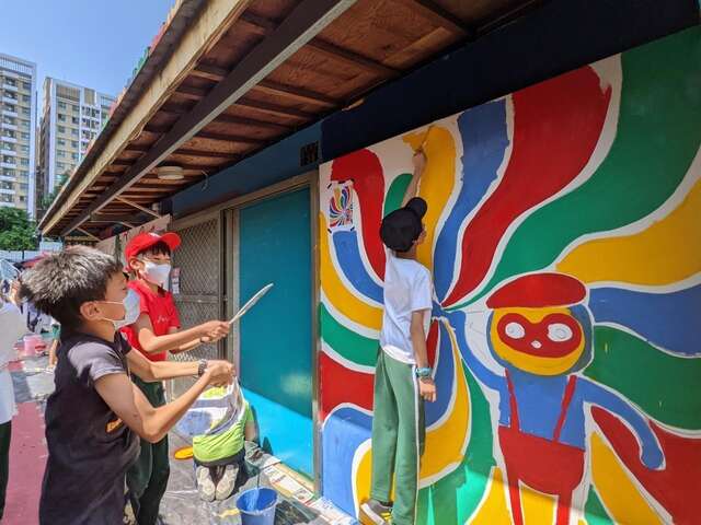 春安国小学童通力合作完成墙面彩绘