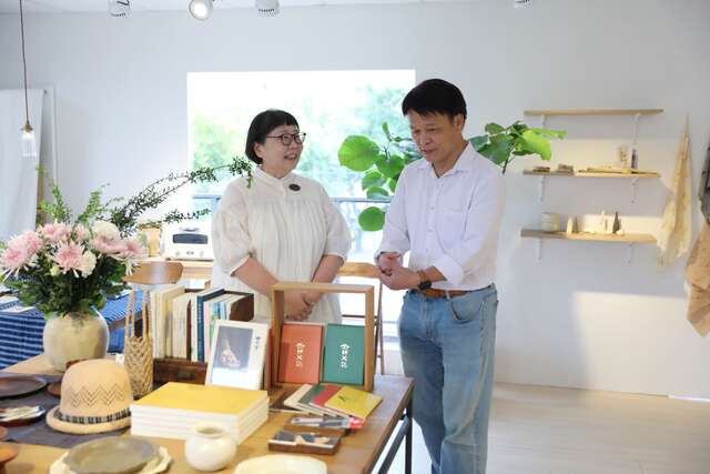 曾能汀副局长与策展人实心里生活什物店孙明华老师合影jpg