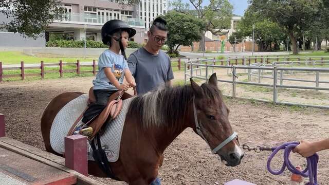 園區內提供騎馬牽乘體驗