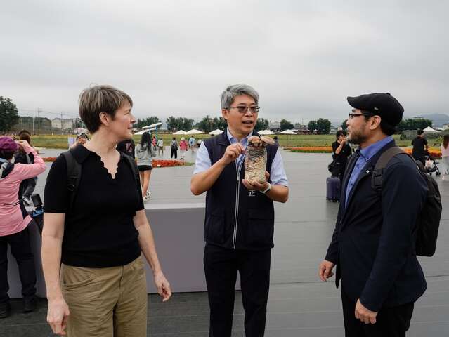 觀旅局陳育正副局長介紹香菇太空包永續利用-複製