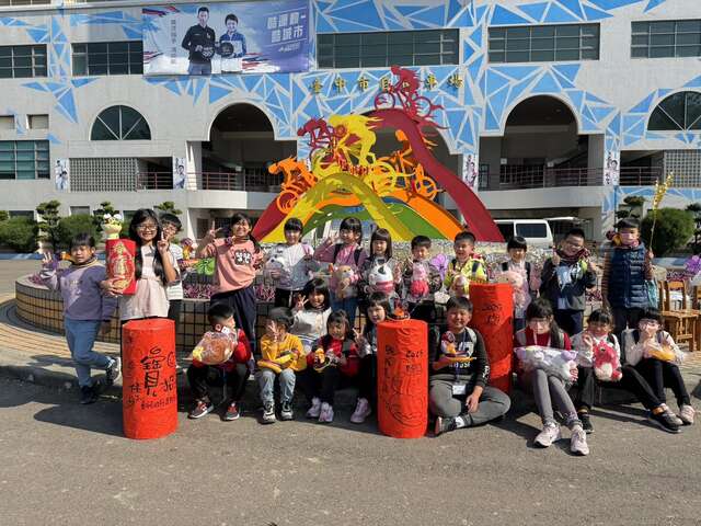 首圖-鰲峰山自由車場迎新春主題造景亮相-邀市民來鰲峰山走春
