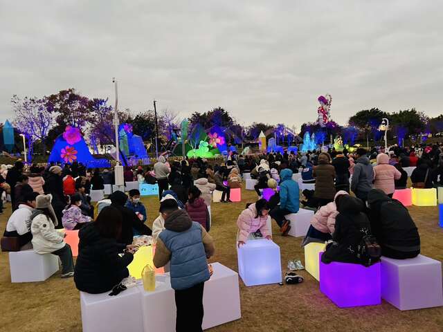 主燈秀現場配置250個發光座椅讓民眾可以舒服坐著賞燈