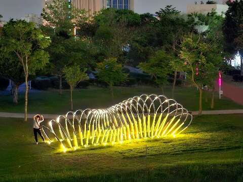 民眾與作品-綠野遊蹤-於夜間合影_0