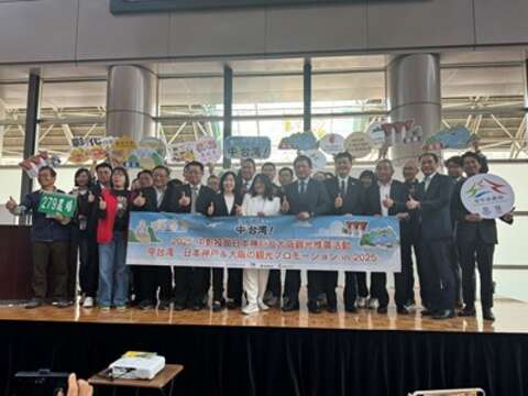 日本旅行社及超过30摊业者於开幕式合影