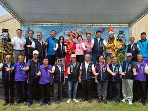 陳美秀局長攜手長官貴賓合影-期望大安成為觀光新亮點