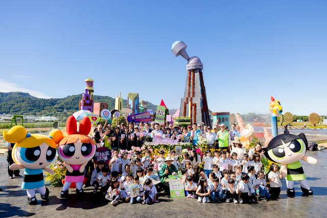 現場貴賓-在地幼兒園小朋友與飛天小女警偶裝開心大合照