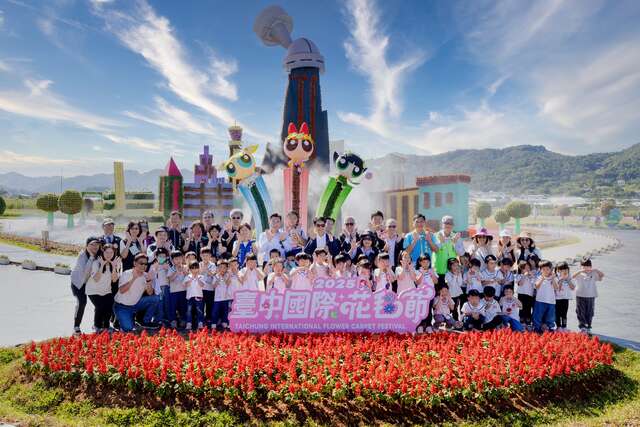 花毯節記者會貴賓於主花毯前大合照