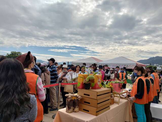 游客开心排队领取新社在地特产杏鲍菇香肠_0