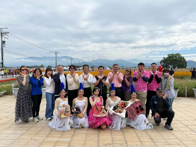 花蝴蝶及仙子展示新社农特产品与现场贵宾开心合照_0