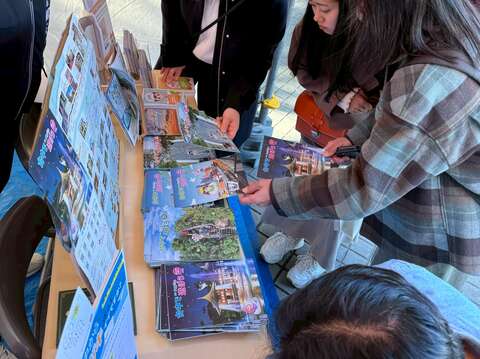 日本民众热情询问台中观光资讯 (1)