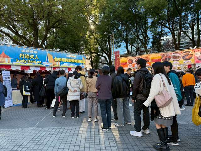 名古屋台中夜市活动现场人潮络绎不绝