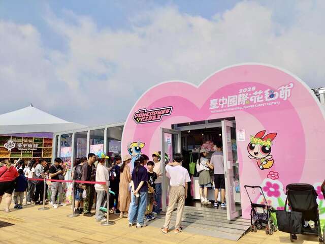 飞天小女警限定主题馆受民众欢迎-假日涌排队人潮_0