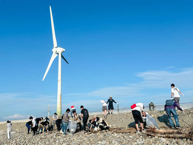 攜手參加淨灘活動_0