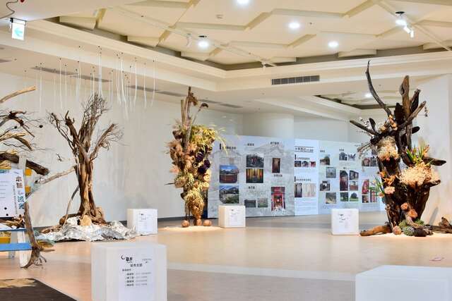 園區內部展區不定期舉辦常設展覽-現為草月流漂流木藝術創作展-_0