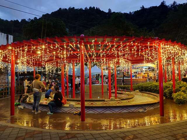 台中谷关温泉入口以缤纷灯饰妆点